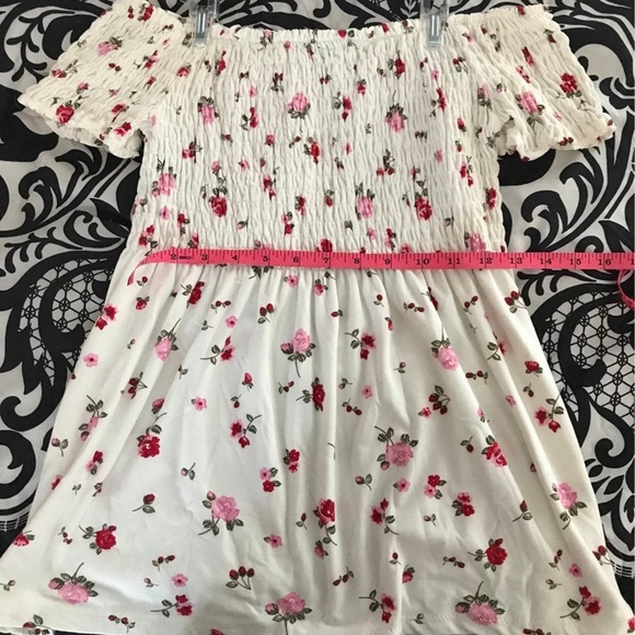 Off the shoulder flower top - Picture 3 of 3